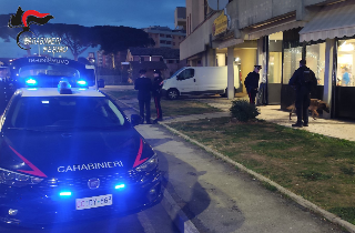 Cercano di aggredire con pugni e spintoni i carabinieri, arresto e denunce nel Fermano